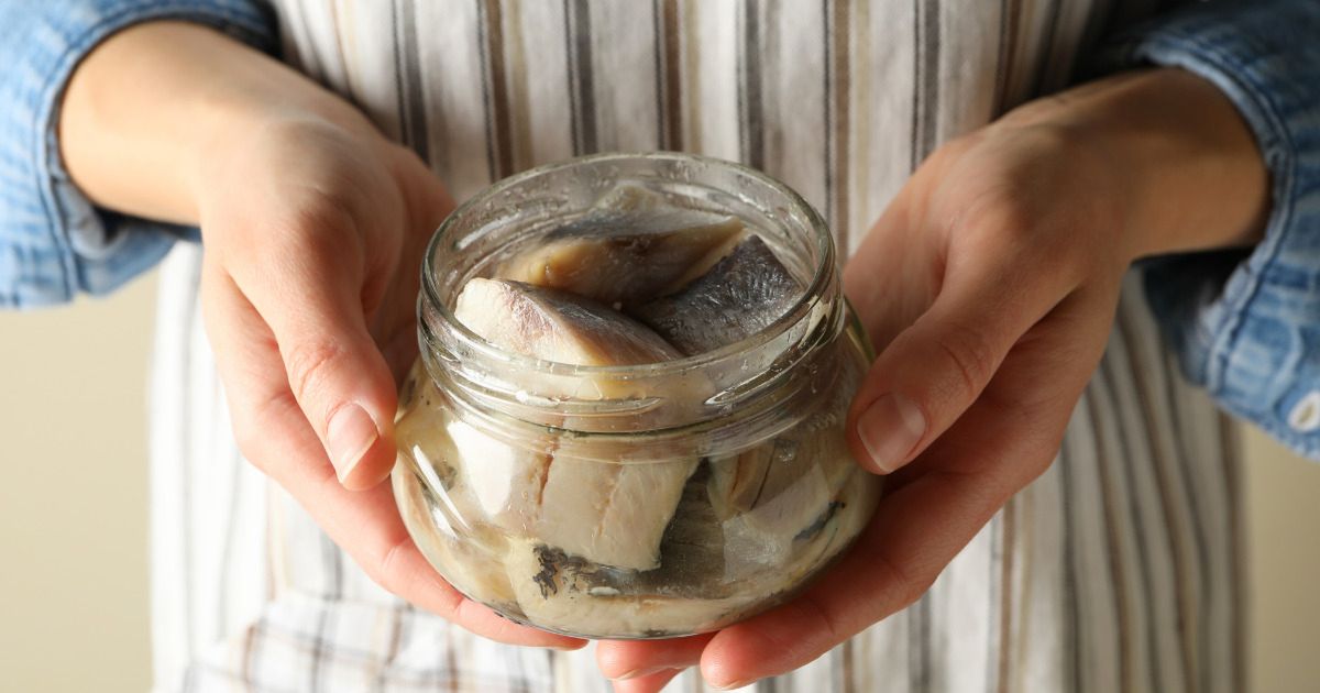 Zanurz w nim śledzie i poczekaj godzinę. Natychmiast pozbędziesz się nadmiaru soli i gorzkiego posmaku