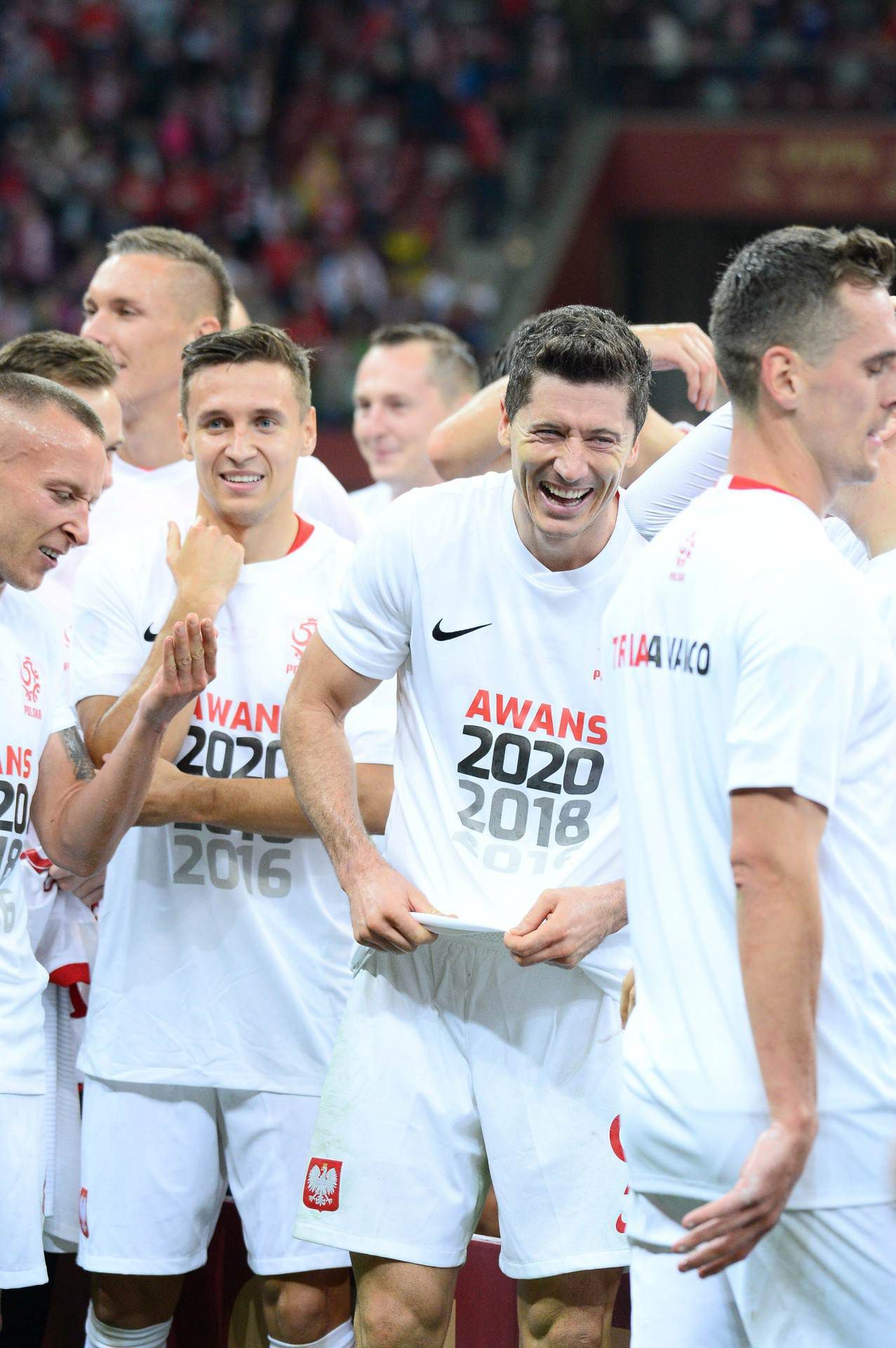 Robert Lewandowski z butelką szampana świętuje awans na EURO 2020