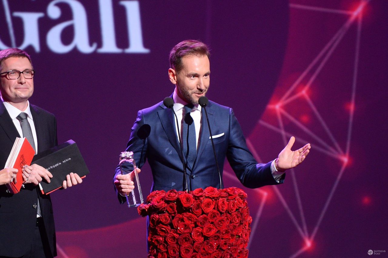 Piotr Kraśko podczas odbierania nagrody w kategorii Media - Róże Gali 2016