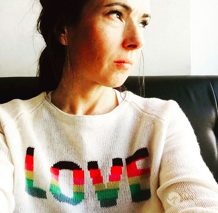 Kasia Kowalska w białym swetrze LOVE w domowym zaciszu