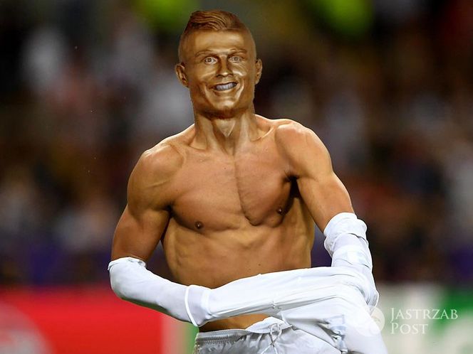 Memy z pomnikiem Cristiano Ronaldo z lotniska