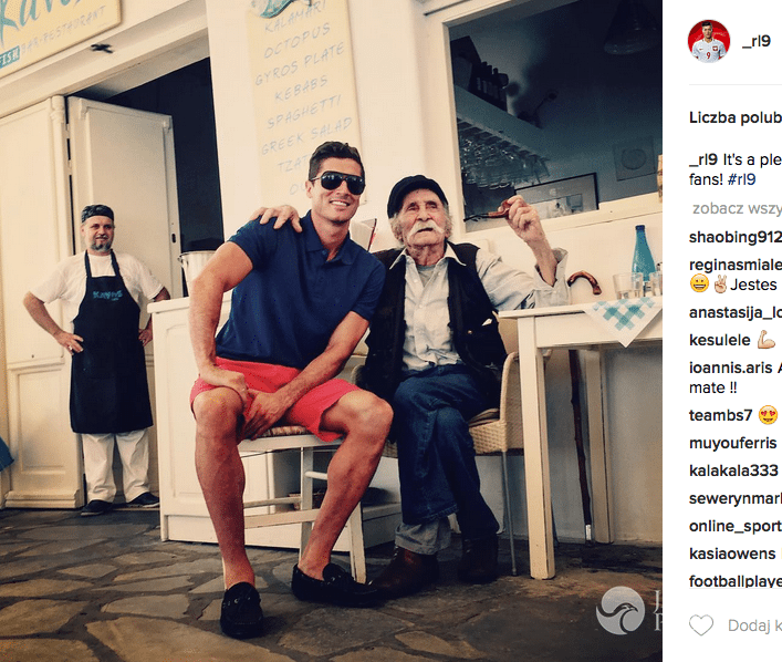 Robert Lewandowski z kibicem w Grecji