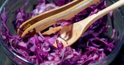 Surówka z czerwonej kapusty w 5 minut. To istna bomba witaminowa