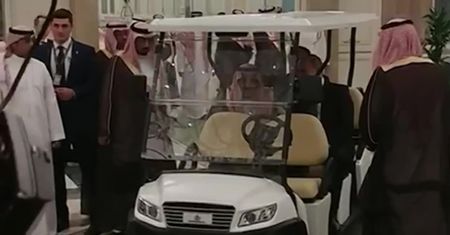 Władimir Putin z wizytą w Arabii Saudyjskiej. Na rozmowy z królem Salmanem udał się elektrycznym pojazdem