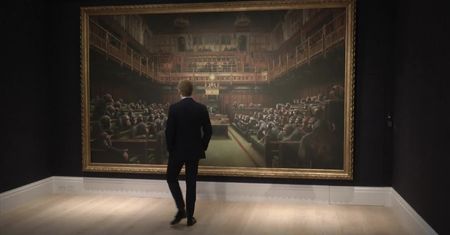 Obraz Banksy’ego sprzedany za rekordową kwotę. Blisko 50 mln zł za parlament pełen szympansów