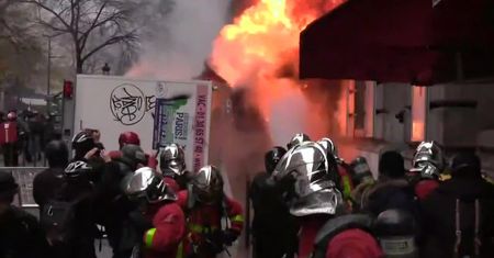 Płomienie i gaz łzawiący w Paryżu. Tysiące ludzi protestowało przeciwko propozycjom zmian w systemie emerytalnym