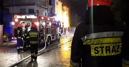 Nocny pożar na warszawskiej Woli. Cztery osoby poszkodowane, w tym dziecko
