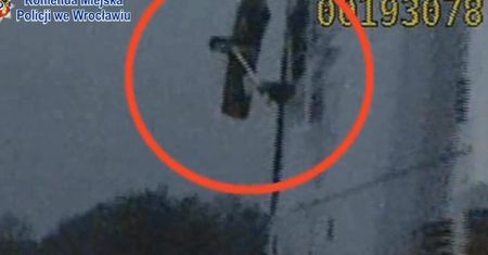 Miał uszkodzone lusterko w autobusie. Podczas jazdy przytrzymywał je miotłą
