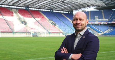 Wisła Kraków zaprezentowała nowego trenera. Szkoleniowcem “Białej Gwiazdy” został Artur Skowronek