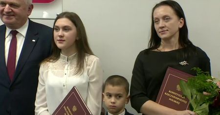 Wyciągnął ludzi z płonących samochodów. W nagrodę Ukrainiec i jego rodzina otrzymali polskie obywatelstwo