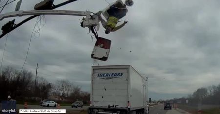 Pracownik na wysięgniku uderzony przez przejeżdżającą ciężarówkę. Nietypowy wypadek na autostradzie w Teksasie