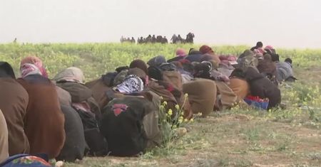 Setki bojowników tzw. Państwa Islamskiego oddały się w ręce wspieranych przez USA syryjskich sił