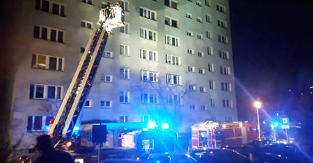 Kilka zastępów straży pożarnej walczyło z pożarem mieszkania na warszawskim Ursynowie