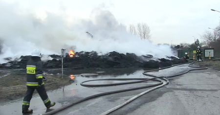 “Ogień sięgał kilkunastu metrów”. Pożar fabryki i składowiska opon w Lubelskiem