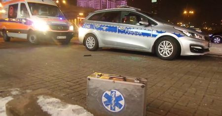 Rozbił szybę w radiowozie w Warszawie. Wcześniej zaatakował kobietę