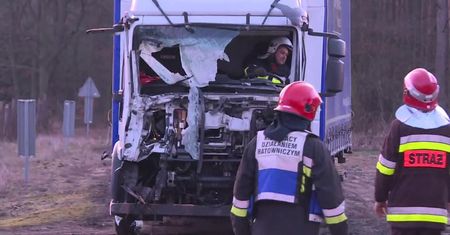 W Wielkopolsce samochód ciężarowy wjechał na przejeździe pod pociąg. Nikt poważnie nie ucierpiał
