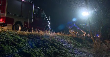 Dwie osoby zginęły w wypadku w Wielkopolsce. Mercedes uderzył w drzewo i dachował