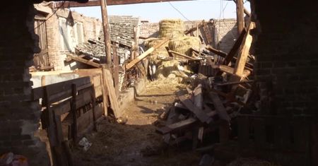 Zawalona stodoła i zerwane dachy po przejściu nawałnicy pod Łomżą