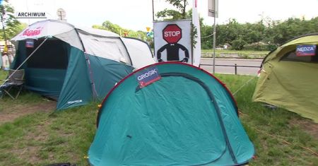 Pracownicy sądów i prokuratur kończą protest przed Ministerstwem Sprawiedliwości. Dostali 900 zł podwyżki