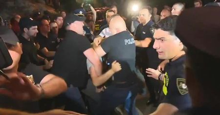 Aktywiści LGBT zaatakowani przed budynkiem gruzińskiego parlamentu. Policja zatrzymała 10 osób