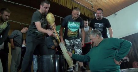 Zawody dla pijanych w Serbii. Drużyny piły rakiję i pod jej wpływem wykonywały nietypowe zadania