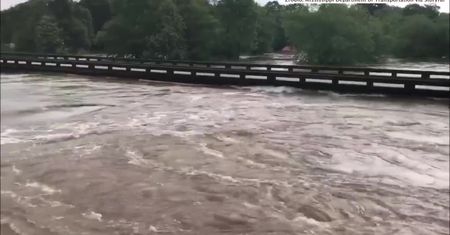 Wielkie powodzie na południu USA. Woda całkowicie zalała autostradę w stanie Mississippi
