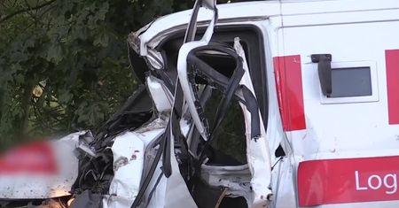 Tragiczny wypadek furgonetki. Pasażer zginął, kierowca ciężko ranny