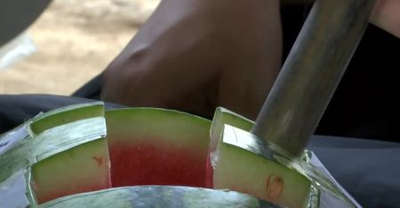 Instruktor nauki jazdy za pomocą arbuza uczy zmieniać biegi