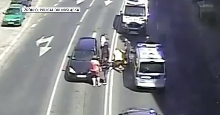 “Blady, z zamkniętymi oczami, nie dawał oznak życia”. Policjanci reanimowali kierowcę