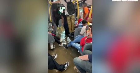Podnosili nogi, stali na siedzeniach. Mieszkańcy Nowego Jorku podróżowali zalanym autobusem