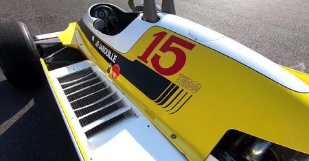 Samochody wyścigowe Renault z dawnych lat były wielką atrakcją dla fanów motoryzacji. “To jest prawdziwa Formuła 1, a nie jakieś zabawki”