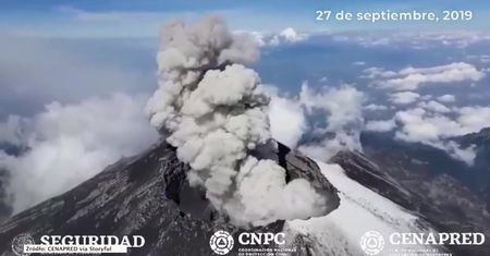 Gęsty dym nad wulkanem Popocatepetl. Zdjęcia lotnicze krateru
