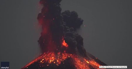 Wulkaniczne pioruny nad kraterem Krakatau