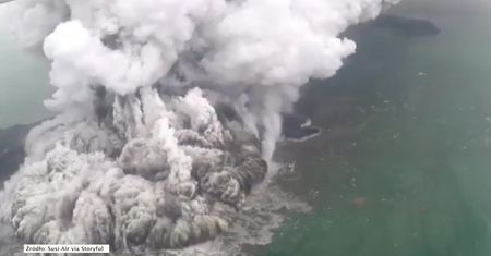 Dzień po erupcji i wywołaniu fali tsunami, wulkan Krakatau nadal wyrzuca z siebie dym i popiół