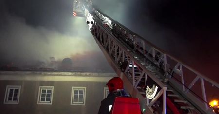 Dach zabytkowego uzdrowiska w ogniu