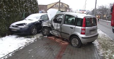 Dwie osoby poszkodowane po zderzeniu samochodów na ul. Romanowicza