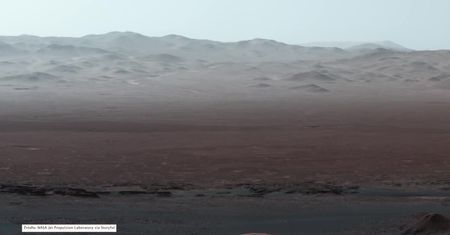 Wnętrze ogromnego krateru “oczami” łazika Curiosity. NASA opublikowało nagranie z Marsa