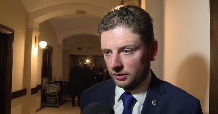 Bili pałkami, krępowali i razili paralizatorem. Sąd w Ostrowie Wielkopolskim skazał pięciu policjantów za znęcanie się nad aresztowanymi