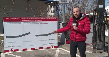 W Warszawie pojawiły się tablice pomiarowe, które pomogą właściwie ustawić światła mijania