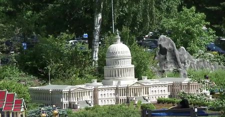 50-metrowy tort i przemarsz orkiestry. Legoland świętuje swoje 50-lecie