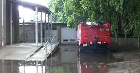 Zalane piwnice, poprzewracane drzewa – piątkowe burze wyrządziły straty