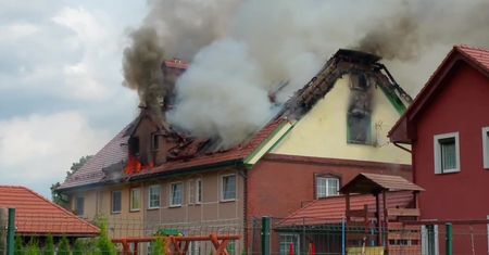 Pożar domu wielorodzinnego w Opolskiem. Spłonął dach