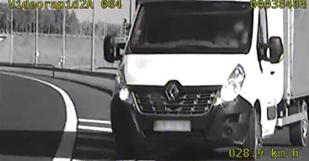„BO NAWIGACJA GO TAK POPROWADZIŁA” – NIEODPOWIEDZIALNY KIEROWCA JECHAŁ „POD PRĄD” DROGĄ S3