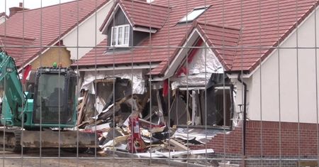 Wsiadł do koparki i zniszczył pięć domów. Został aresztowany i usłyszał zarzuty
