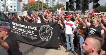 Neonaziści maszerowali ulicami Berlina w rocznicę śmierci zastępcy Hitlera. Antyfaszyści starli się z policją