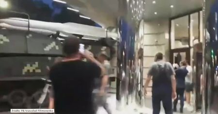 Wyrzutnia przeciwlotnicza BUK wjechała w fasadę biurowca w centrum Kijowa