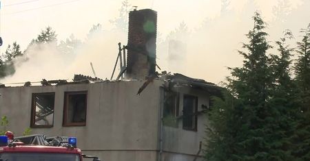 Pożar domu jednorodzinnego w Dąbrówce. Poparzony mężczyzna w szpitalu