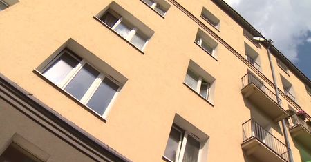 Policjanci wynieśli kobietę z płonącego mieszkania