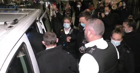 Reporter TVP Polonia wygwizdany na proteście przeciwko decyzji TK ws. aborcji w Londynie
