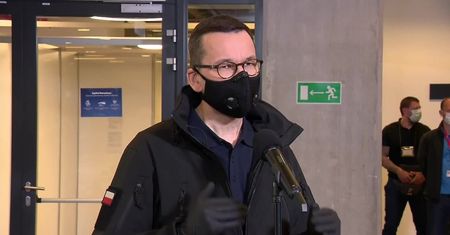 Premier: Nie chcemy zamykać całkowicie gospodarki tak długo, jak to będzie możliwe
